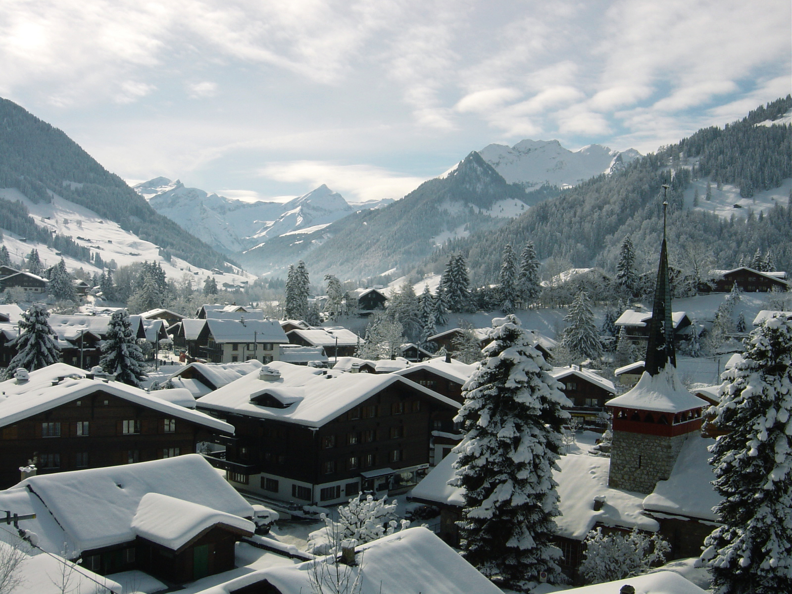 Panorama du village de Gstaad en hiver